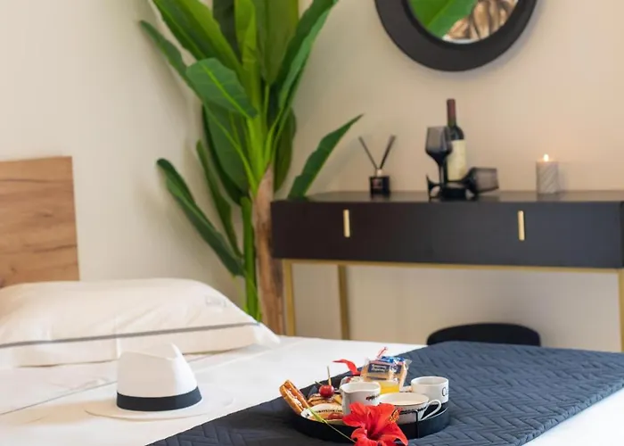 Islet View * טולון